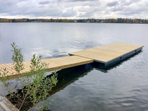 Bild på Jarkko™ bryggelement 2,4x6,0m tillsammans med Jarkko™ landgång