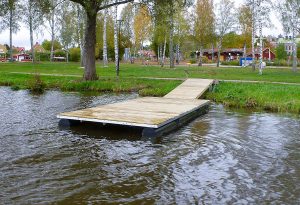 Bild på flytbryggan Jarkko™ som är standardiserad med en ledad landgång