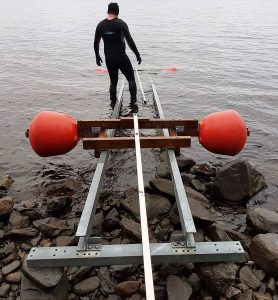 Två verktyg används på bilden för att bygga båtslipen ute i vattnet