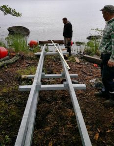 Båtslip monteras på strand