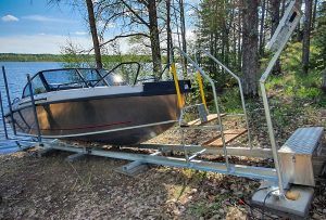 Aluminiumbåt på brant strand med båtslipen Easyboatroller vr2000