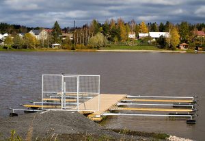 Bild på grind på landgång till flytbrygga med båtplatser