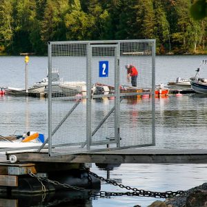 Bild på brygg-grind med skylt och låsdel