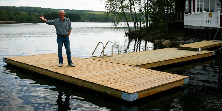 Bild på Låg-Susanna™ flytbrygga som kan byggas på hur du vill och oftast är det förankringen eller ispåtryckningen som sätter gränsen