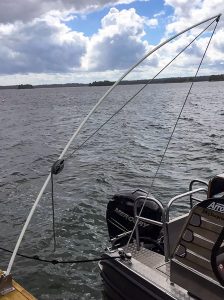 Bild på mooring whips håller ut båten från bryggan i ett fjädrande stag