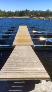 Bild på Outrigger™ båtbrygga som använder sig av 12m långa balkar som går tvärs genom hela gångdelen och bild båtbom på var sida