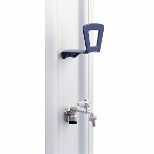 Närbild på slanghållare och vattenkran till elstolpe Alfa-II