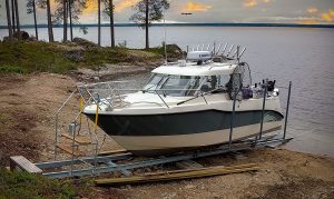 EasyBoatRoller båtslip vr3500 med en AMT 215 Pilothouse på stenig strand