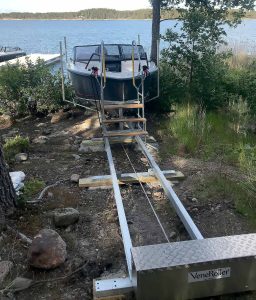 EasyBoatRoller båtslip vr3500 med en Falcon 8 på lerig skogsstrand
