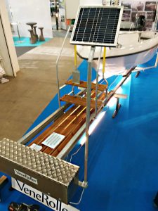 Närbild på solcellsladdare för båtslip
