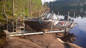 Berkut M DC på båtslip Easyboatroller vr1000