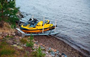 EasyBoatRoller båtslip för jetskis vr-JetE på stenig strand