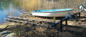 Båtslip S är avsedd för mindre v-bottenbåtar vb-250S med en Ockelbo på strand med vass