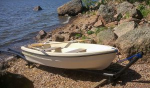 Roddbåts slip är en båtslip för roddbåtar, vb-150 på stenig strand