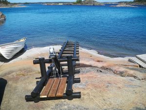 Båtslip M är avsedd för medelstora v-bottenbåtar vb-500M monterad på berghäll