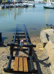 Båtslip M är avsedd för medelstora v-bottenbåtar vb-500M monterad på sandstrand