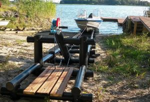 Båtslip M är avsedd för medelstora v-bottenbåtar vb-500M monterad på strand