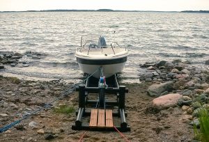 Båtslip M är avsedd för medelstora v-bottenbåtar vb-500M monterad på stenig strand