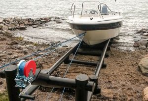 Båtslip M är avsedd för medelstora v-bottenbåtar vb-500M på stenig strand