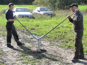 En skruvpåle skruvas ner med SR100 monteringsverktyg