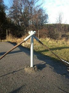 Skruvpåle och monteringsverktyg i närbild