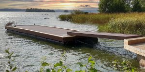 Bild på brygga helt byggd i återvunnen plast