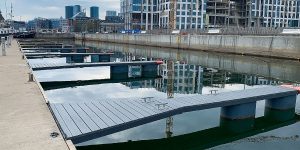 Bild på brygg-bommar, båtbommar tillverkade av återvunnen plast