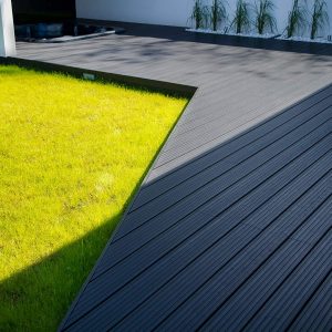 Bild på Neular däcksplankor monterade som uteplats