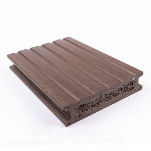 Bild på däcksplanka av återvunnen plast, returplast, från Plastrex