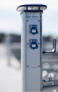 Bild på elstolpe Alfa-II med belysning, eluttag, slanghållare och vattenutkast