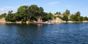 Bild på miljöbrygga i Norrtälje skärgård med sopstation och sugtömningspump