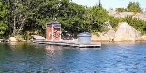Bild på miljöbrygga i Norrtälje skärgård med sopstation och sugtömningspump