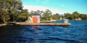 Bild på miljöbrygga i Norrtälje skärgård med sopstation och sugtömningspump