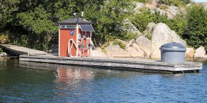 Bild på miljöbrygga i Norrtälje skärgård med sopstation och sugtömningspump
