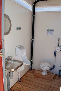 Bild på toalett, urinoar och handfat inne i en RTI miljöbrygga