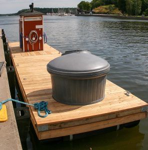 Bild på miljöbrygga i Norrtälje skärgård med sopstation och sugtömningspump