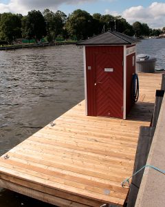 Bild på miljöbrygga i Norrtälje skärgård med sopstation och sugtömningspump