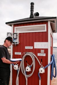 Bild på slangupphänging för sugtömningspumpar på en miljöbrygga