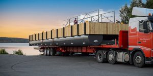 Bild på stålponton lastad på lastbil