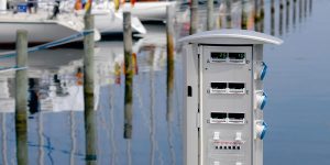 Bild på elstolpe Tallykey T6 med elmätare