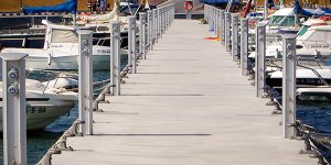 Bild på elstolpar Tallykey T6 monterade på en brygga