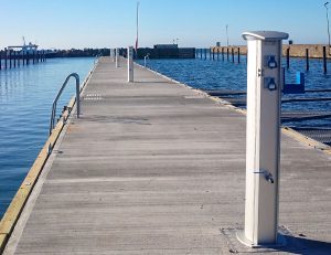 Bild på elstolpar Tallykey T6 monterade på en brygga