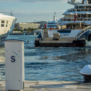 Bild på elstolpe Tallykey T8 i fartygshamn