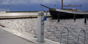 Bild på elstolpe Tallykey T4 vid kajkant