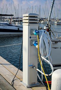 Bild på elstolpe Tallykey T4 med kablar inkopplade