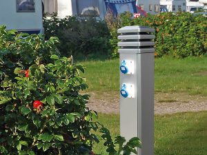 Bild på elstolpe Tallykey T4 på en camping