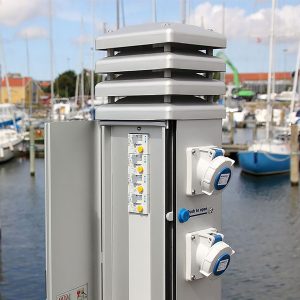 Närbild på elstolpe Tallykey med säkringspanel och uppgraderade eluttag