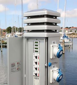 Bild på elstolpe Tallykey T4 med elmätare