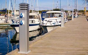 Bild på elstolpe Tallykey T4 monterad på brygga