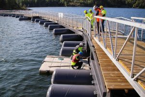 Inspektör granskar Tollare stålpontonbro, en robust och hållbar konstruktion designad för långvarig användning i marina miljöer.